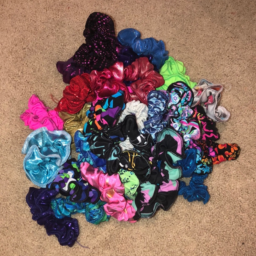 Pack of 31 metallic and neon scrunchies